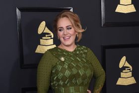 アデル、巨大なダイヤの指輪を着けてブリット・アワードに登場！