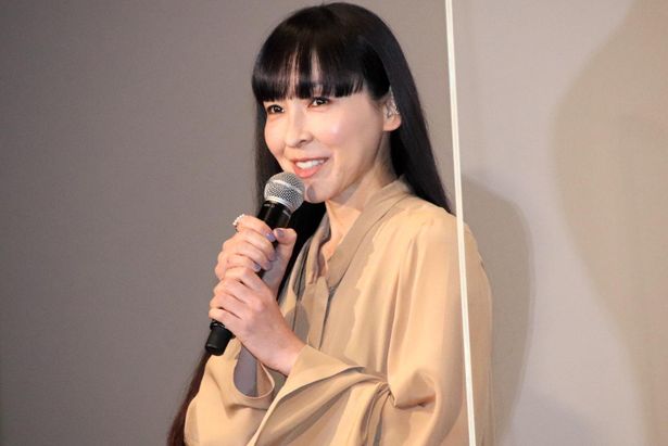 『とんび』完成披露舞台挨拶に登壇した麻生久美子