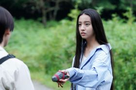 ある心霊動画に自分そっくりの女子高生の姿を見つけた奏音をKoki,が演じる