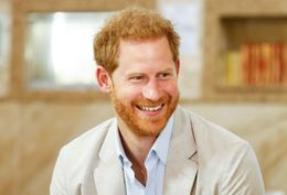 スーパーボウルを観戦したヘンリー王子、ロッカールームでマスクなしで関係者らと歓談