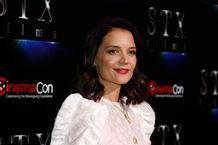 ニューヨーク・ファッションウィークに登場したケイティ・ホームズ、メイクが濃すぎる？