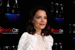 ニューヨーク・ファッションウィークに登場したケイティ・ホームズ、メイクが濃すぎる？