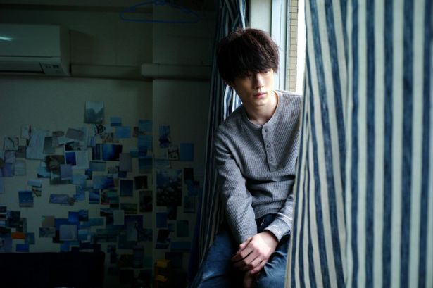 同窓会で茉莉と出会った真部和人(坂口健太郎)
