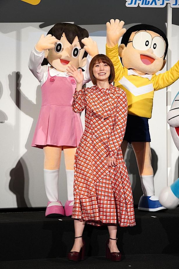 【写真を見る】松岡茉優、春らしいチェック柄のワンピースで登場！