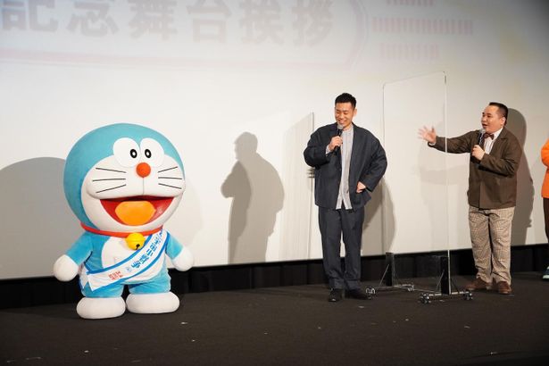 ドラえもんを題材に漫才を繰り広げた