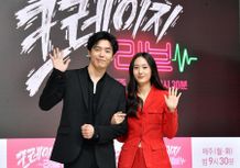 カメラに向けて、笑顔で手を振っているキム・ジェウクとクリスタル