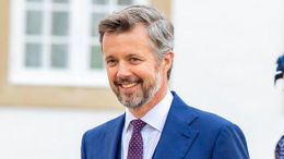 デンマークのフレデリック皇太子が、双子の子どもたちと共にウクライナ大使館で献花を行った