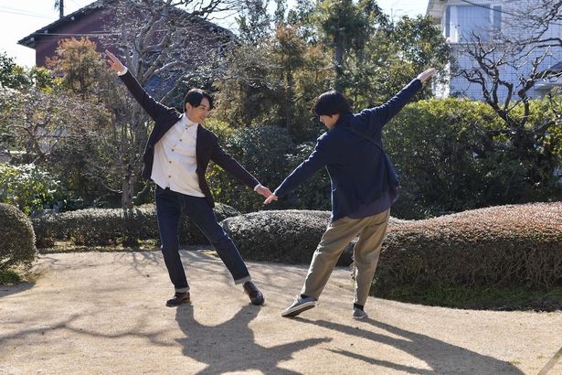 【写真を見る】幸せな雰囲気が全開！貴重なメイキングや劇中写真で、安達と黒沢の幸せな日々を覗き見