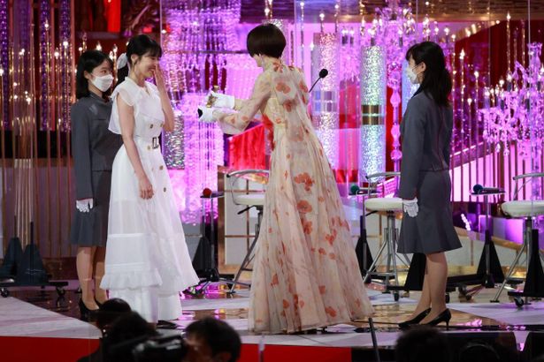 長澤まさみからブロンズを受けとた有村架純