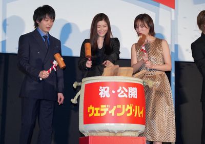 『ウエディング・ハイ』初日舞台挨拶では、大安吉日にちなみ、鏡開きも。