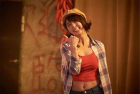 柳ゆり菜が演じる南波テルは鎧の助手を務めるキュートなキャラクター