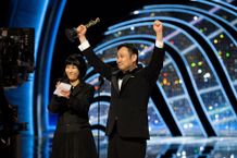 国際長編映画賞受賞スピーチで、喜びのガッツポーズを披露した濱口竜介監督