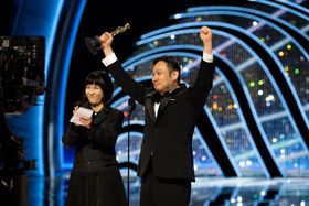 国際長編映画賞受賞スピーチで、喜びのガッツポーズを披露した濱口竜介監督