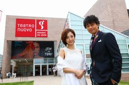 会場となった新ジョバンニ劇場前でポーズを決める上戸彩、斎藤工