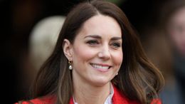 キャサリン妃、ヴィヴィッドなビタミンカラーの装いでジャマイカを外遊