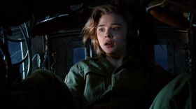 クロエ・グレース・モレッツがグレムリンと対峙する『シャドウ・イン・クラウド』