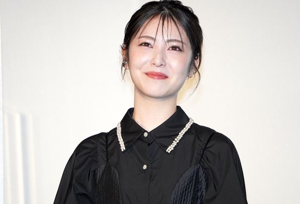 真奈の親友で、不思議な魅力を持つすみれを演じた浜辺美波