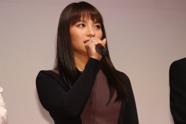 ヒロイン尾崎美佐子役の水崎綾女