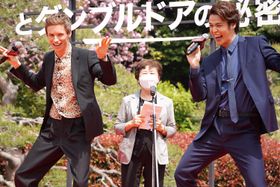 エディ・レッドメインと宮野真守がダンス！