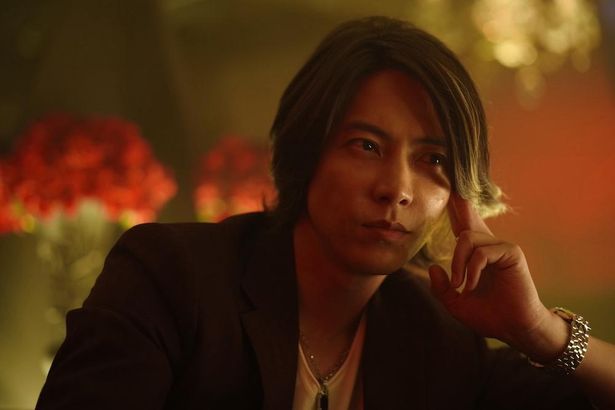 【写真を見る】山下智久が謎めいたカリスマホストのアキラ役で登場！アンセル・エルゴート、渡辺謙ら日米スターたちとアンダーグランドの東京を描く