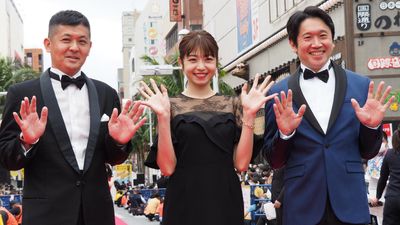 笑顔が可愛すぎる！中村静香がブラックドレスでレッドカーペットを闊歩