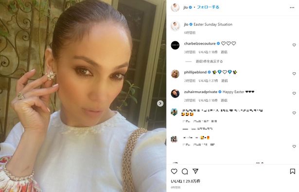 【写真を見る】ジェニファー・ロペスの薬指に光るグリーンダイヤモンドのリング！