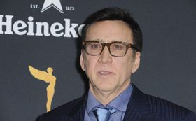 日本人妻とラブラブでレッドカーペットを歩くニコラス・ケイジ