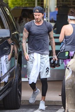 久々のサムライヘアに非難ゴーゴーのデヴィッド・ベッカム