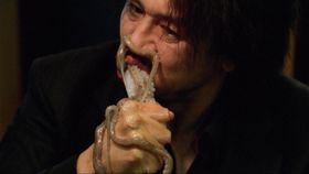 60歳の誕生日を迎えた名優チェ・ミンシク！代表作『オールド・ボーイ』から絡みつくタコをむさぼり食う映像が解禁