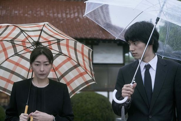 雅也の母、衿子を中山美穂が演じている