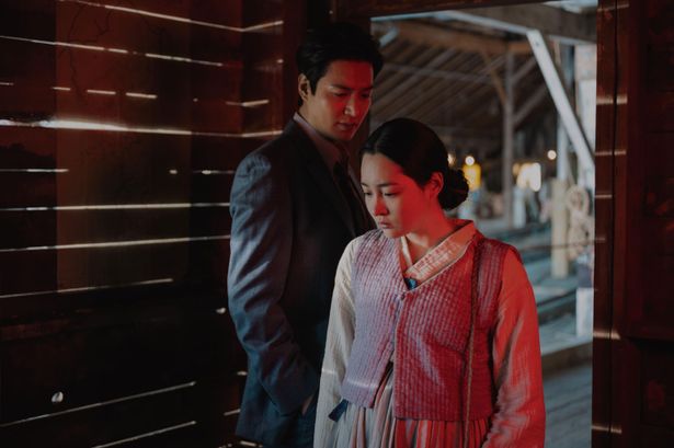 【写真を見る】愛人としての立場を拒んだソンジャにハンスはどう振る舞う？4世代にわたる在日コリアンの壮大な歴史を描く「パチンコ」