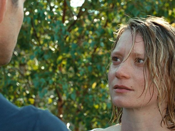 クリスが創作する劇中劇の主人公、エイミー役に『アリス・イン・ワンダーランド』のミア・ワシコウスカ