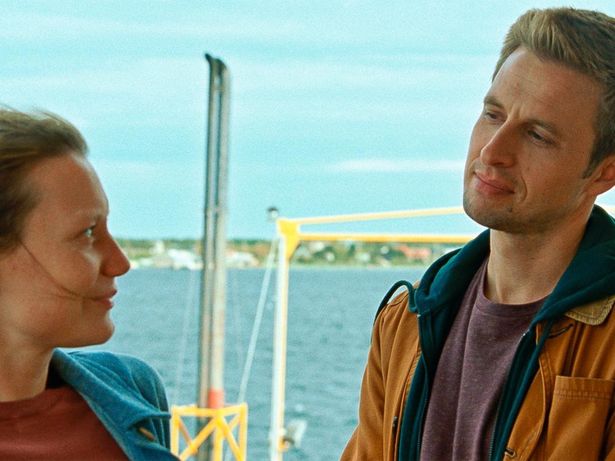 自身の初恋を投影した脚本の執筆を始めるクリス