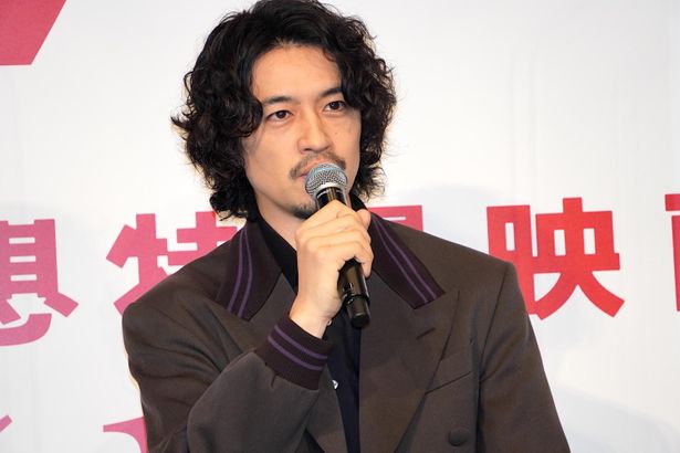 ウルトラマンになる男、神永新二を演じる