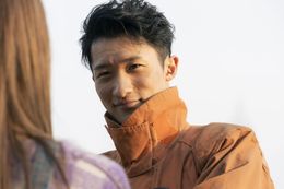 オレンジの防火服姿で蛯原を演じる岩本照の優しい微笑みから、波乱溢れるライバルと萌衣のショットまで、場面写真が一挙解禁