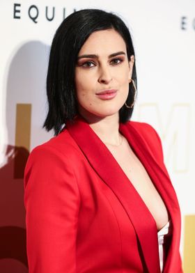 美容外科手術の同志として母デミと意気投合している長女ルーマー