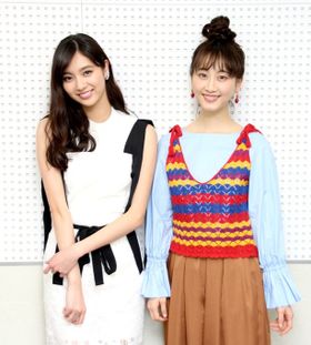 映画「めがみさま」でW主演を務めた新川優愛と松井玲奈にインタビュー(写真左から)