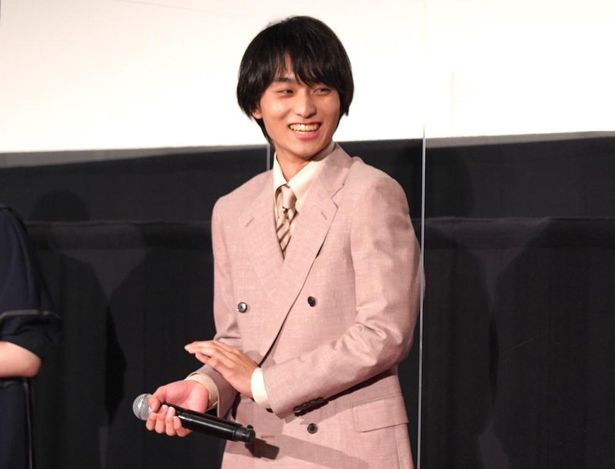 嵐の弟、リオンの顔を何度も覗き込む奥平