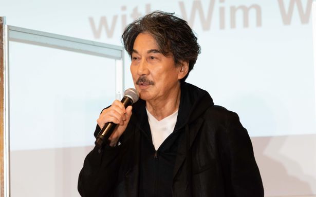 「ヴェンダース監督が東京で映画を撮られると聞いて、断る俳優はいない」と語った役所広司