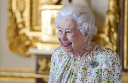 エリザベス女王がウクライナ国旗色のワンピースで公務に