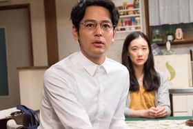 「家族はつらいよ2」で次男夫婦を演じる妻夫木聡と蒼井優