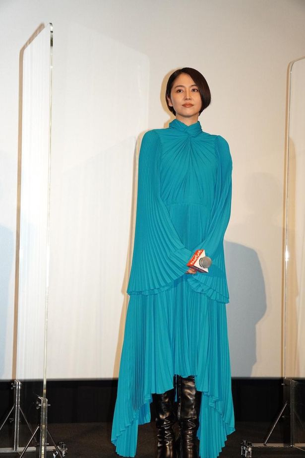 【写真を見る】長澤まさみ、プリーツの美しいターコイズブルーのドレスにブーツを合わせて登場