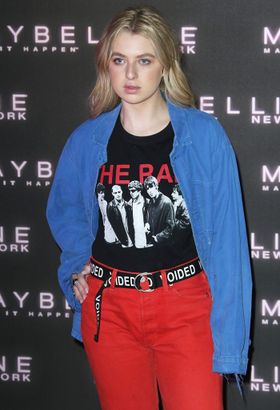 元オアシスのノエルの娘アナイス・ギャラガーは17歳のモデル