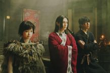 前作で玉座を奪還した主人公の信(山崎賢人)、嬴政(吉沢亮)、河了貂(橋本環奈)の3ショット