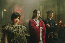 前作で玉座を奪還した主人公の信(山崎賢人)、嬴政(吉沢亮)、河了貂(橋本環奈)の3ショット