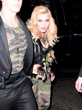 独特な迷彩服姿で会場入りしたマドンナ