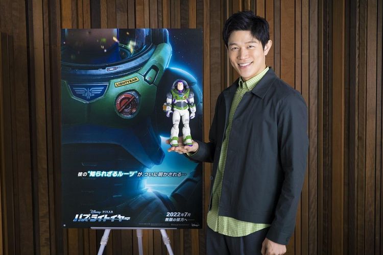 鈴木亮平がバズ役の日本版声優に決定！『バズ・ライトイヤー』日本版予告映像が完成