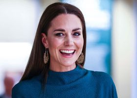 キャサリン妃、働き蜂のイヤリングで追悼記念碑の除幕式に出席