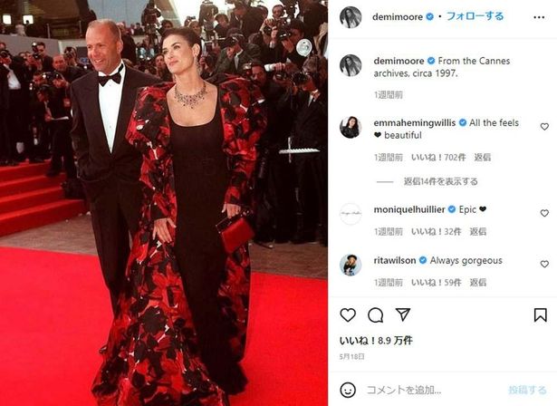 【写真を見る】デミ・ムーアが、元夫ブルース・ウィリスとレッドカーペットを歩く写真を投稿