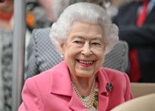 エリザベス女王、女王の名を冠した地下鉄エリザベス線の開通式にサプライズ出席